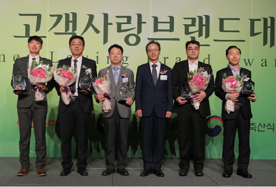 깨끗한나라 화장지가 '2017 고객사랑브랜드대상'을 3년 연속 수상했다. 와이즈유엑스글로벌 김태윤 과장(왼쪽부터), 깨끗한나라 이강훈 사업부장, 한솔 정민영 전무, 시사매거진 정선구 국장, 토다이 코리아 김동훈 상무, KB 저축은행 장영진 부사장.   깨끗한나라 제공